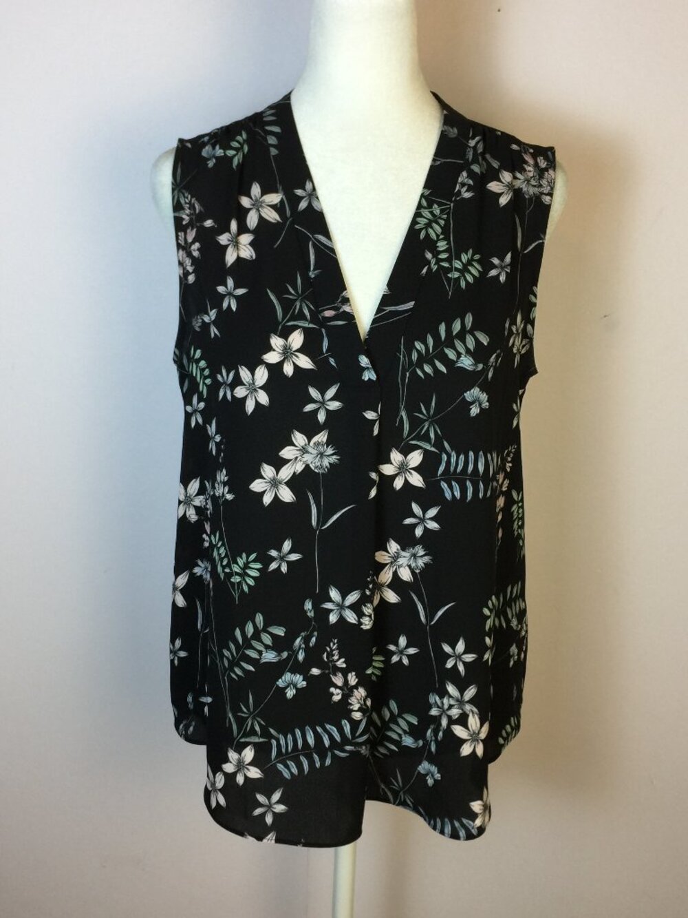 Vince Camuto Tank Top Blouse Size S Womans Black White V-neck Sleeveless Chiffon